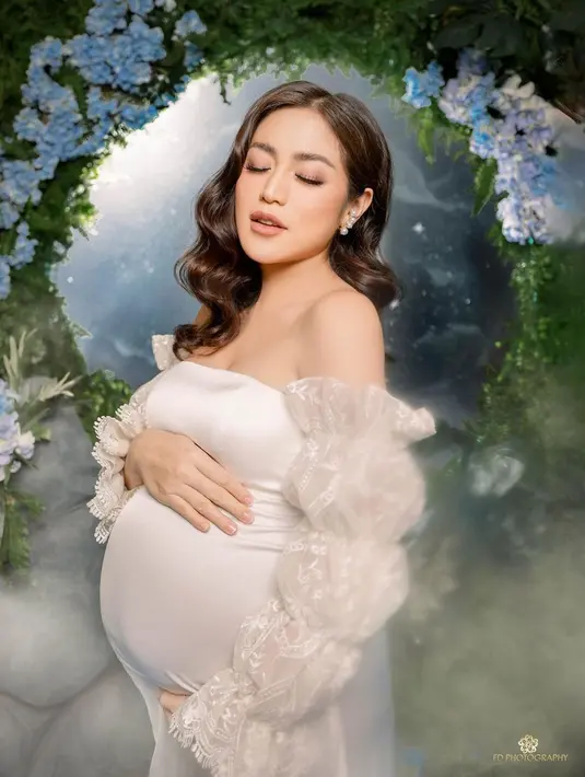 Jessica Iskandar sudah tak sabar menanti kelahiran sang anak kedua. Namun ia mengungkap Vincent suaminya justru yang paling antusias. (Instagram @inijedar)