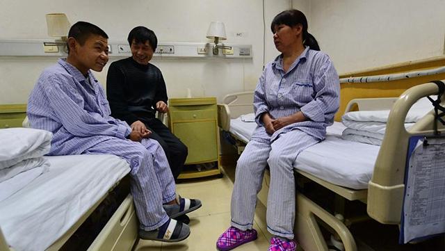 Kai, ayah dan ibu saat di rumah sakit | Photo: Copyright shanghaiist.com