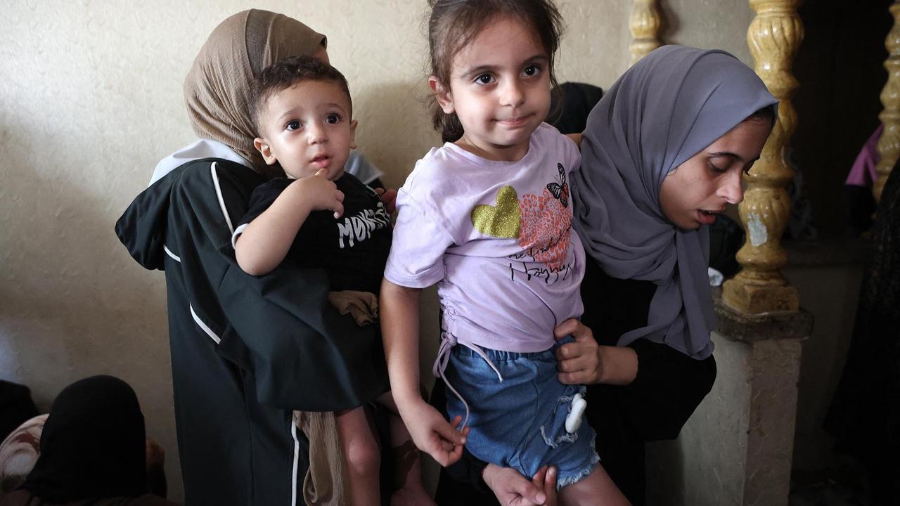 FOTO: Tangis Haru Iringi Pemakaman Lima Jurnalis Al Jazeera Korban Serangan Israel di Gaza