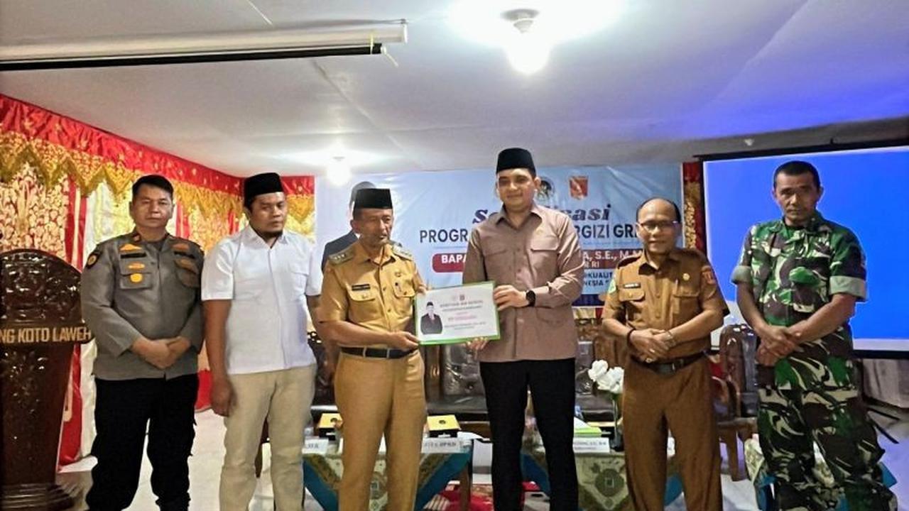 Anggota DPR RI Ade Rezki Salurkan Bantuan Air Bersih Agam di Tengah Kemarau Panjang