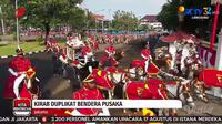 Rangkaian kirab mengiringi perjalanan duplikat bendera pusaka yang tersimpan di Monas menuju Istana Merdeka yang diarak dengan kereta kencana Ki Jaga Raksa. (Foto: SCTV)
