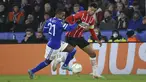 Bek Leicester City Ricardo Pereira berebut bola dengan penyerang PSV Eindhoven Cody Gakpo pada leg pertama perempatfinal Europa Conference League di King Power Stadium, Jumat (8/4/2022) dini hari WIB. Leicester City ditahan imbang 0-0 saat menjamu PSV Eindhoven. (AP Photo/Rui Vieira)