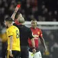 Wasit Mike Dean memberi kartu merah kepada bek Manchester United (MU) Ashley Young (kanan) pada laga melawan Wolverhampton Wanderers, Rabu (3/4/2019) dini hari WIB. (AP Photo/Rui Vieira)