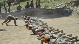Personel baru pasukan keamanan Afghanistan saat mengambil bagian dalam pelatihan militer di daerah Bandejoy, Distrik Dara, Provinsi Panjshir, Afghanistan (21/8/2021). Warga bergabung untuk menjaga dan membantu mengambil alih kembali Afghanistan dari tangan pemberontak. (AFP/Ahmad Sahel Arman)