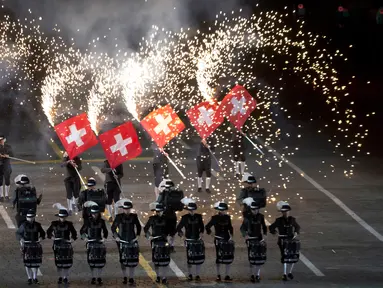 Anggota terbaik dari kesatuan Drum Swiss tampil dalam Festival Spasskaya Tower di Lapangan Merah, Moskow, Rusia (3/9). Festival berbasis internasional ini adalah acara tahunan yang berlangsung selama seminggu sejak 26 Agustus 2017. (Ivan Sekretarev/AP)