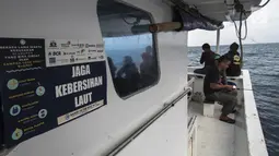 Anggota Jurnalis Joran Reborn memancing ikan saat menggelar Saur on The Boat di kawasan Pulau Tunda, Serang, Banten, Jumat (17/5/2019). Selain memancing, komunitas ini juga memberikan sumbangan kepada anak yatim piatu di kawasan Serang. (Liputan6.com/HO/Ebe)