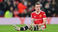 Phil Jones merupakan pemain senior di Manchester United. Ia didatangkan dari Blackburn Rovers pada 2011 silam dengan biaya 19,3 juta euro. Bek 30 tahun tersebut dinilai telah berakhir masa jayanya. Jones juga sering didera cedera di Setan Merah. Musim ini, ia belum pernah diturunkan sama sekali oleh Erik Ten Hag. Pemain Inggris tersebut rencananya bakal dijual pada bursa Januari 2023. (AFP/Paul Ellis)