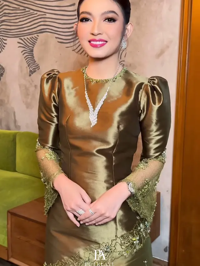 Selvi Ananda Kenakan Baju Kurung Hijau saat Kondangan. [@putriayumakeup]