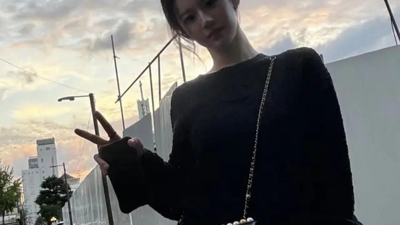 6 Ide Padu Padan Outfit Nongkrong ala Go Yoon Jung, Tampil Kece di Kafe