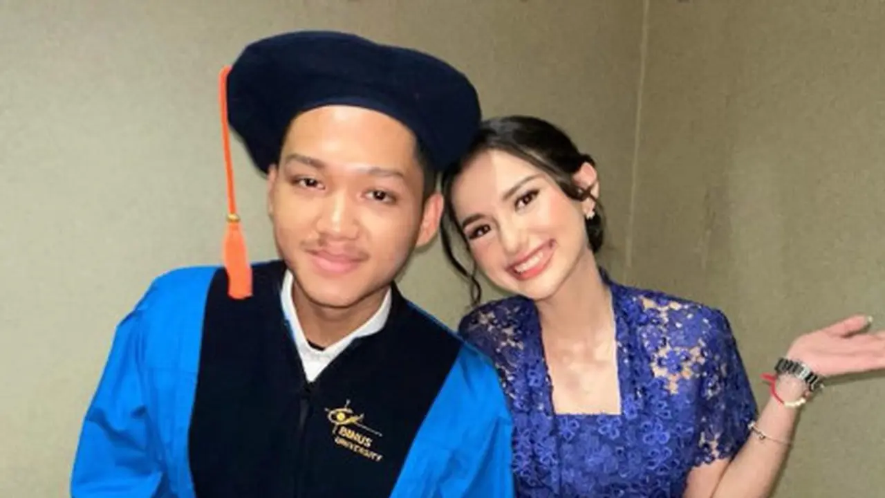 6 Potret Serasi Azriel Hermansyah dan Sarah Menzel Saat Wisuda, Tampil Romantis Bak Foto Prewed