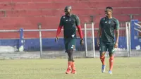 OK Jhon dan Sackie Teah Doe saat latihan bersama Persik di Stadion Brawijaya Kota Kediri. (Bola.com/Gatot Susetyo)