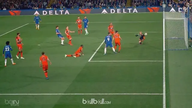 Berita video kiper Chelsea, Willy Caballero, melakukan aksi berani menghadang lawan tetapi justru berbuah gol untuk Huddersfield. This video presented by BallBall.