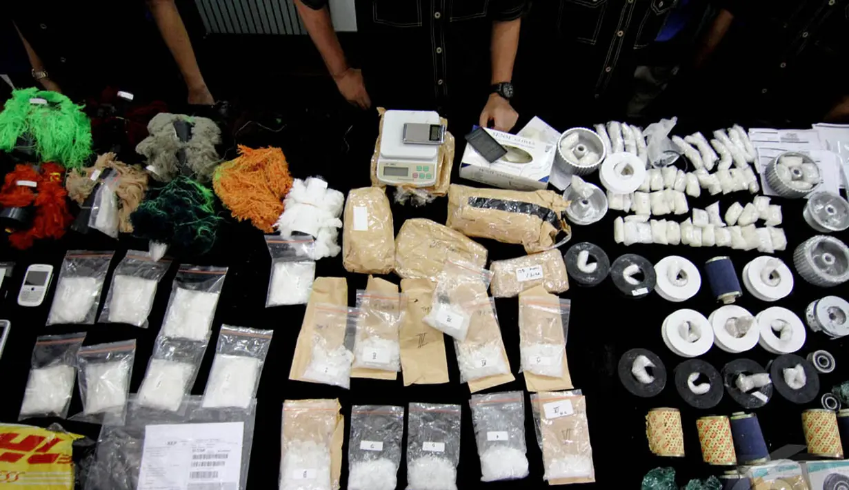 Selain sabu, Mabes Polri juga menyita dua buah timbangan digital, enam buah handphone, dan tiga tas untuk menyimpan Shabu, Jakarta, Kamis (12/06/2014) (Liputan6.com/Faizal Fanani)