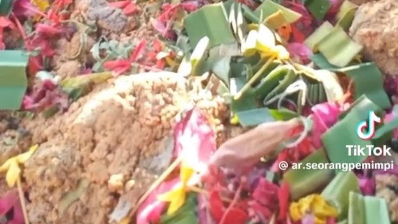 Bikin Sedih, Anak Perempuan Ini Tak Mau Diajak Pulang ke Rumah Usai Pemakaman Ayahnya
