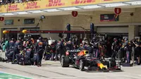 Pada lap ke-10, tim Red Bull Racing memutuskan untuk membuat pit stop terlebih dahulu untuk Max Verstappen. Strategi pit stop tersebut membuat Max mempimpin di stint kedua karena Hamilton masuk ke pit stop empat lap berselang. (AP/Pool/Darron Cumming)