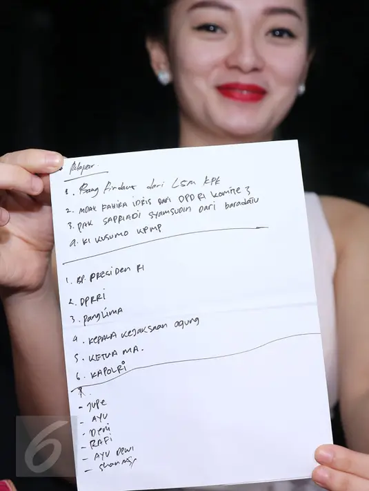 Zaskia Gotik menunjukkan daftar nama yang dimintai maaf saat menggelar jumpa pers di kantor Nagaswara, Jakarta, Selasa (22/3). Zaskia mengaku tak hafal Pancasila dan tak berniat melecehkan lambang negara. (Liputan6.com/Herman Zakharia)