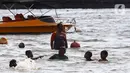 Warga berenang di Pantai Ancol, Pademangan, Jakarta Utara, Rabu (1/6/2022). Libur Nasional Hari Lahir Pancasila, dimanfaatkan warga mengajak sanak saudara tamasya di Pantai Ancol. (Liputan6.com/Herman Zakharia)