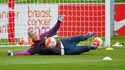 Kiper Timnas Inggris Joe Hart mengikuti latihan di  St. George’s Park, Inggris, Rabu (07/10/15). (Reuters / John Sibley)