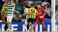 Kiper Kazakhstan nomor punggung 82, Sherhan Kalmurza (kanan), bereaksi setelah menyelamatkan penalti dalam pertandingan putaran pertama Liga Champions UEFA antara Sporting CP dan Kairat Almaty di Stadion Alvalade, Lisbon,&nbsp;Jumat (19-9-2025) dini hari WIB. (FILIPE AMORIM/AFP)