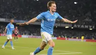 Selebrasi Scott McTominay dalam laga Serie A antara Napoli vs Cagliari, Sabtu (24/5/2025). (AP Photo/Gregorio Borgia)