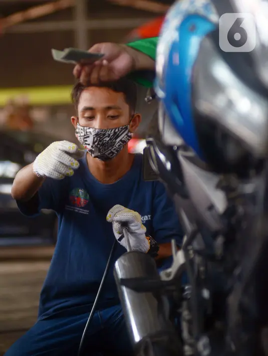 Petugas melakukan uji emisi sepeda motor secara gratis di Bengkel Dinas Lingkungan Hidup DKI Jakarta, Kamis (4/11/2021). Uji emisi digelar untuk kendaraan bermotor berusia di bawah tiga tahun guna mengurangi pencemaran udara khususnya di DKI Jakarta. (merdeka.com/Imam Buhori)