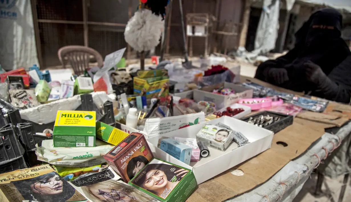 Seorang wanita menjual produk untuk wanita di pasar di Kamp al-Hol, Provinsi Hasakeh, Suriah, Sabtu (1/5/2021). Kamp al-Hol menampung sekitar 60.000 pengungsi termasuk keluarga dan pendukung ISIS, banyak dari mereka warga negara asing. (AP Photo/Baderkhan Ahmad)