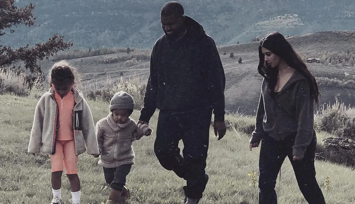 Kini Kim Kardashian tengah membujuk Kanye West untuk berhenti bekerja sementara dan pergi berlibur dengan anak-anaknya. (instagram/kimkardashian)