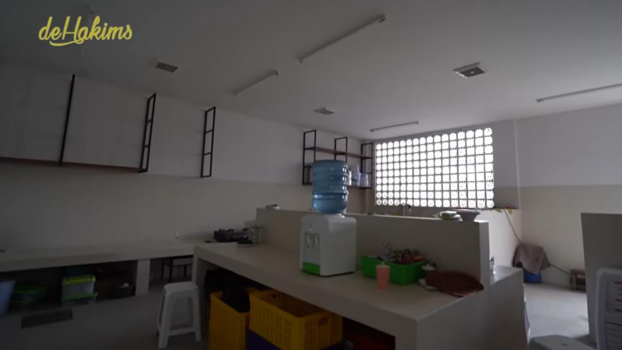 5 Potret Dapur di Pendopo Soimah di Jogja, Seluas Lapangan Futsal & Meja Super Panjang Sampai Bisa Dipakai Tiduran