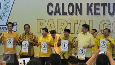Calon Ketua umum Partai Golkar, Aziz syamsuddin, Mahyudin, Setya Novanto, Ade Komarudin, Erlangga Hartarto, dan Priyo Budi Santoso (dari kiri) menunjukan nomer urut Calon Ketua Umum Partai Golkar, Jakarta, Sabtu (7/5).(Liputan6.com/Johan Tallo)
