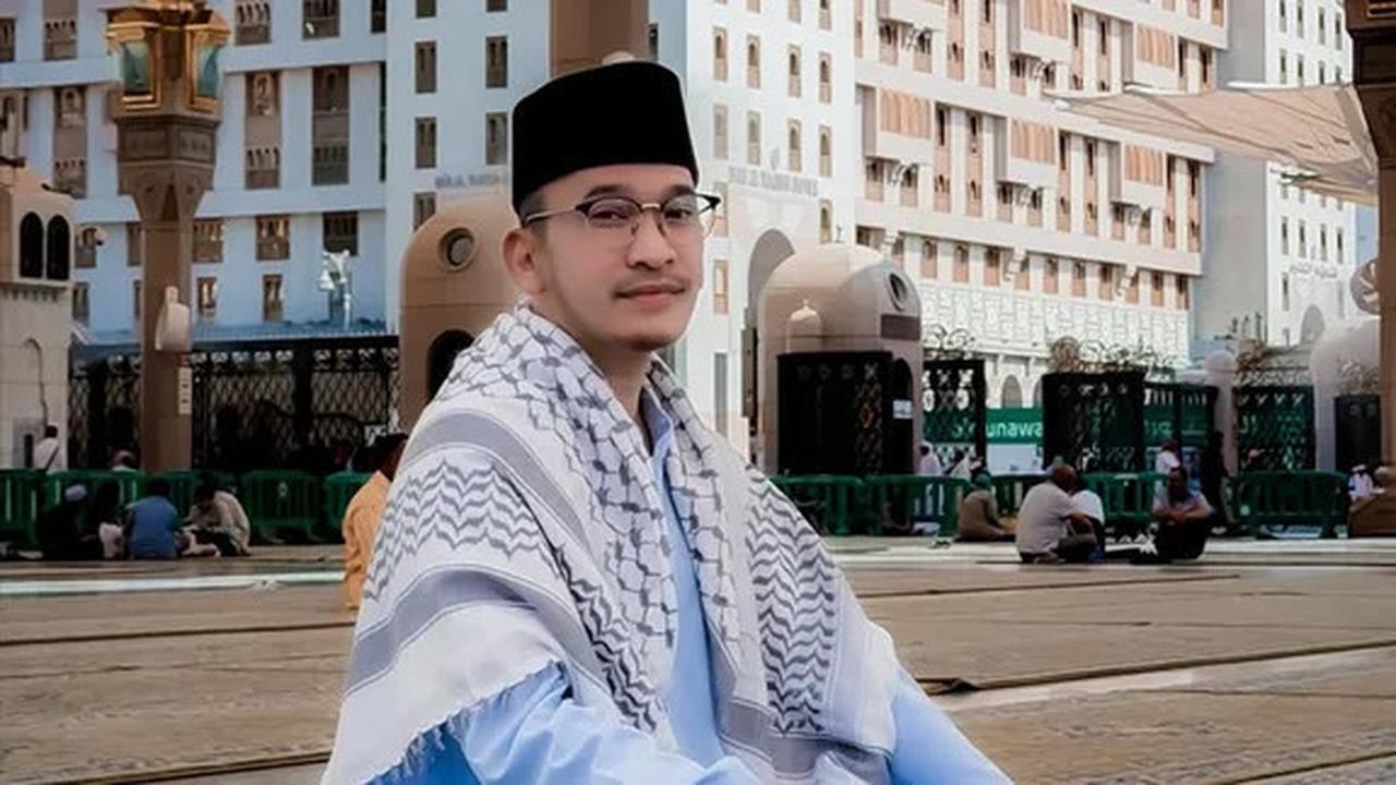Aura Baru Ruben Onsu Usai Umrah, Makin Ganteng dengan Jenggot dan Kumis Tipis