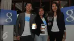 Product Engineer Google Joseph Kurachi Luk, Head of Marketing Google Indonesia Veronica Utami, dan Communications Head Google Indonesia Putri Silalahi menunjukkan aplikasi Google App Kartu Now di Jakarta, Senin (29/6). (Liputan6.com/Herman Zakharia)