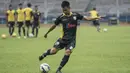 Pemain Mitra Kukar, Muhammad Bachtiar, berusaha menendang bola saat latihan jelang laga final Piala Jenderal Sudirman melawan Semen Padang di Stadion Gelora Bung Karno, Jakarta, Sabtu (23/1/2016). (Bola.com/Vitalis Yogi Trisna)
