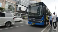 Penumpang turun dari  bus Transjakarta tujuan Kota-Blok M di Halte Pullman, Jakarta,Sabtu (10/10/2020). Moda transportasi umum Transjakarta tetap beroperasi normal, tapi untuk menurunkan penumpang tidak di lajur Bus Transjakarta karena Halte Utama Transjakarta di rusak. (merdeka.com/Imam Buhori)