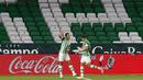 Pemain Real Betis, Aissa Mandi, melakukan selebrasi usai mencetak gol ke gawang Real Madrid pada laga La Liga di Stadion Benito Villamarin, Minggu (27/9/2020). Real Madrid menang dengan skor 3-2. (AP Photo/Angel Fernandez)