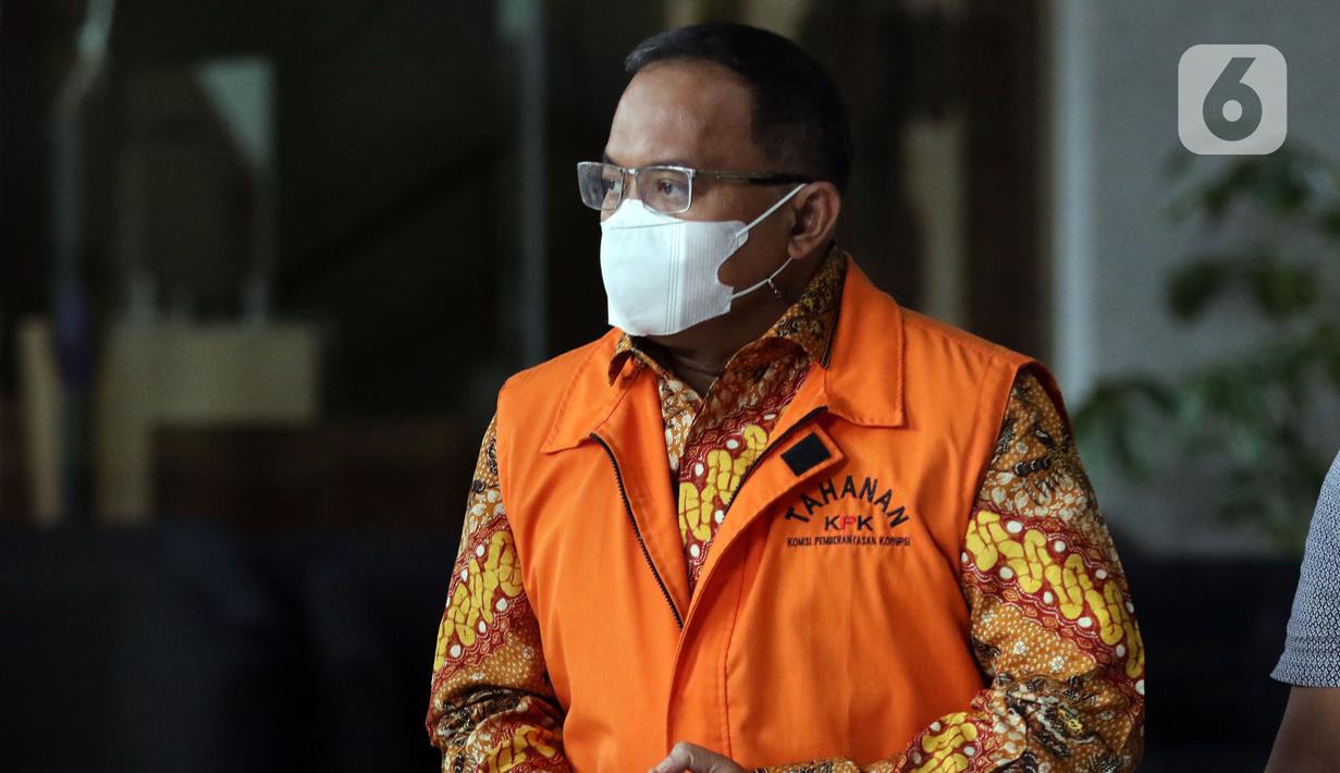 Bupati nonaktif Musi Banyuasin, Dodi Reza Alex Noerdin usai menjalani pemeriksaan lanjutan di Gedung KPK Jakarta, Senin (22/11/2021). Dodi Reza merupakan tersangka dugaan korupsi pengadaan barang dan jasa di Kabupaten Musi Banyuasin tahun 2021. (Liputan6.com/Helmi Fithriansyah)