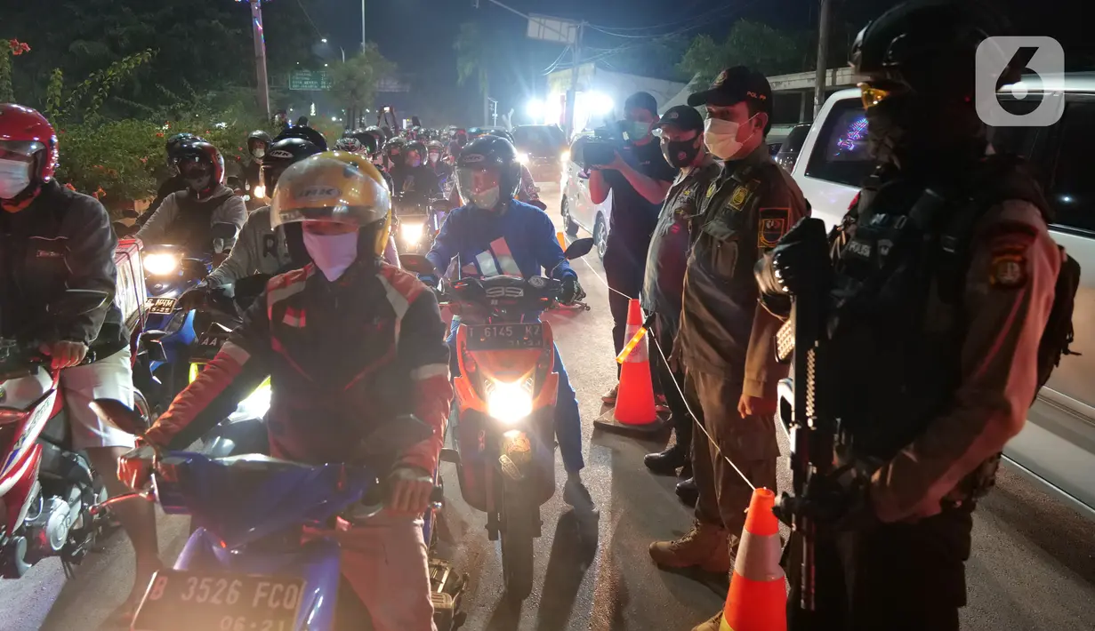 Polisi melakukan penyekatan pemudik motor yang akan melintas di posko penyekatan mudik di Kedungwaringin, Kabupaten Bekasi, Senin (10/5/2021). Pada H-3 menjelang Idul Fitri 1442 H, jumlah petugas yang berjaga di pos penyekatan Kedungwaringin ditambah sebanyak 150 orang (Liputan6.com/Herman Zakharia)