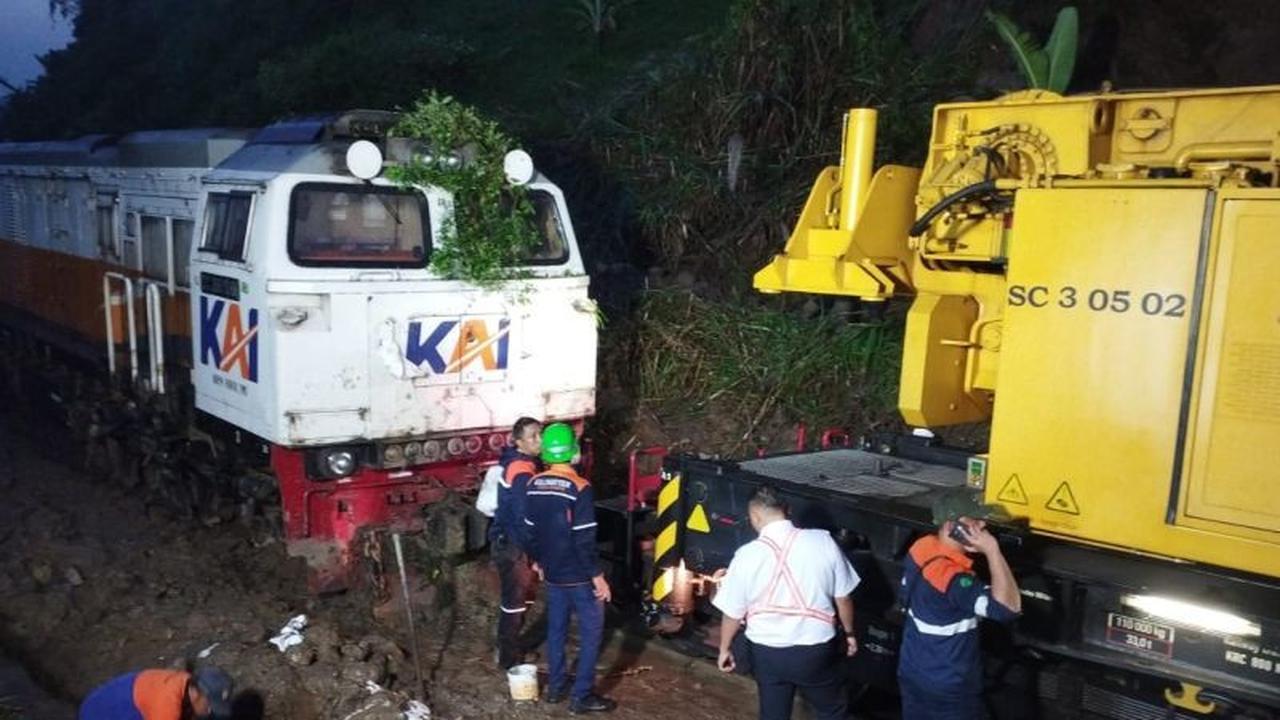 Evakuasi KA Ciremai Longsor: KAI Alihkan Penumpang dengan Bus di Bandung Barat