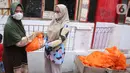 Perwakilan Jurnalis Peduli (kanan) memberikan bantuan paket sembako BNI di Pulau Panggang, Kepulauan Seribu, Kamis (10/9/2022). Paket sembako dan perlengkapan new normal diharapkan dapat membantu warga terdampak pandemi Covid-19 yang saat ini semakin naik. (Liputan6.com/HO/JurnalisPeduli)