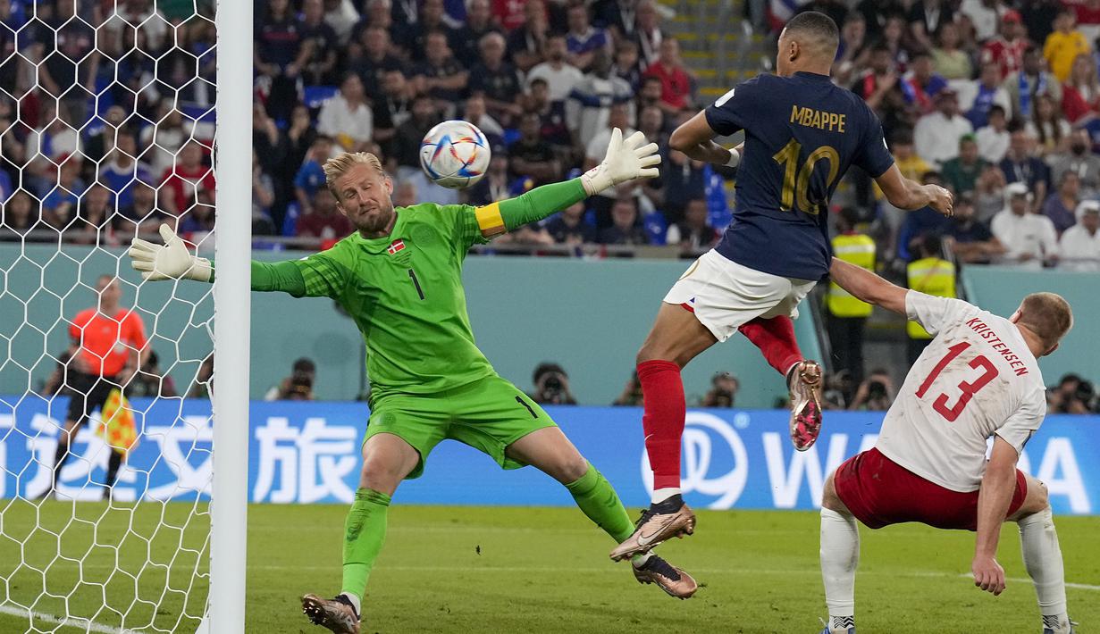 <p>Striker Timnas Prancis, Kylian Mbappe berhasil menjebol gawang Denmark yang dijaga Kasper Schmeichel dalam pertandingan Grup D Piala Dunia 2022 di Stadium 974, Qatar, Sabtu (26/11/2022). (AP Photo/Martin Meissner)</p>