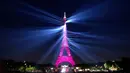 Sebuah pertunjukan cahaya menyinari Menara Eiffel saat perayaan ulang tahunnya ke-130 tahun di Paris, Rabu (15/5/2019). Paris memberikan ucapan ulang tahun kepada Menara Eiffel dengan pertunjukan laser yang rumit menelusuri kembali sejarah 130 tahun monumen itu. (AP/Christophe Ena)