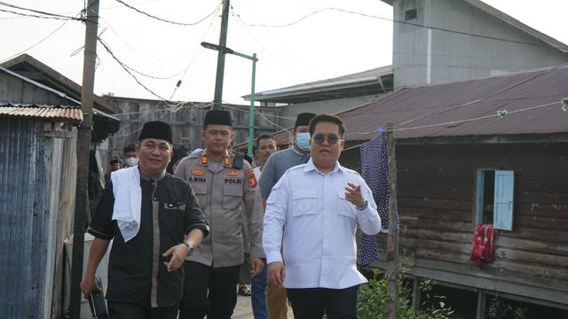 Safari Ramadan, Rendi Solihin Bagikan Perlengkapan Ibadah ke Warga di Desa Muara Pantuan