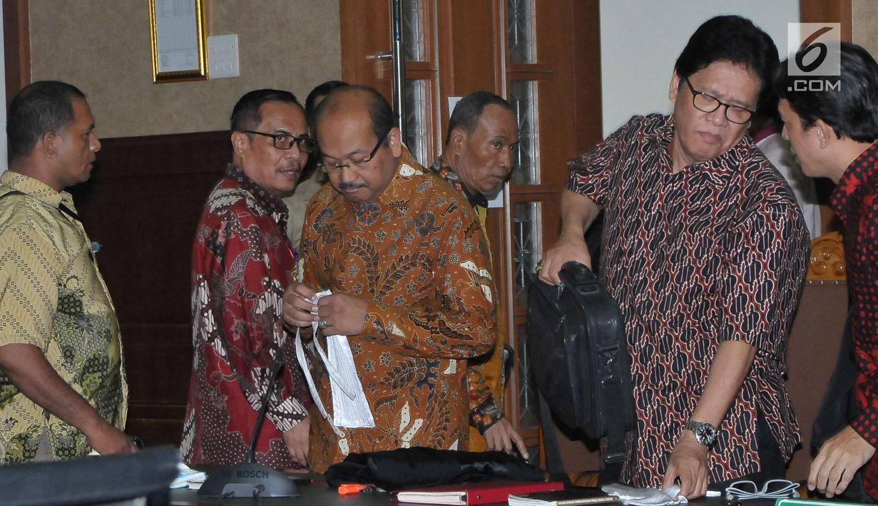 Irman dan Sugiharto meninggalkan ruangan usai menjalanai sidang vonis di Pengadilan Tipikor Jakarta, Kamis (20/7). Sementara Sugiharto, dituntut pidana lima tahun penjara dan denda Rp400 juta subsider enam bulan kurungan. (Liputan6.com/Helmi Afandi)