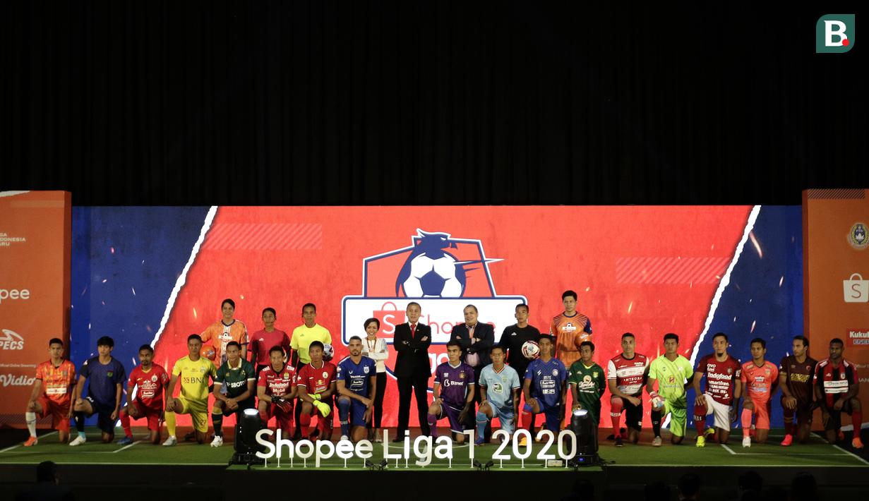 Ketua PSSI, Mochamad Iriawan, bersama Direktur Program SCM, Harsiwi Achmad, dan perwakilan dari 18 klub tim saat launching Shopee Liga 1 di Hotel Fairmont, Jakarta, Senin (24/2). Sebanyak 18 klub pamerkan jersey untuk kompetisi Shopee Liga 1 2020. (Bola.com/Yoppy Renato)