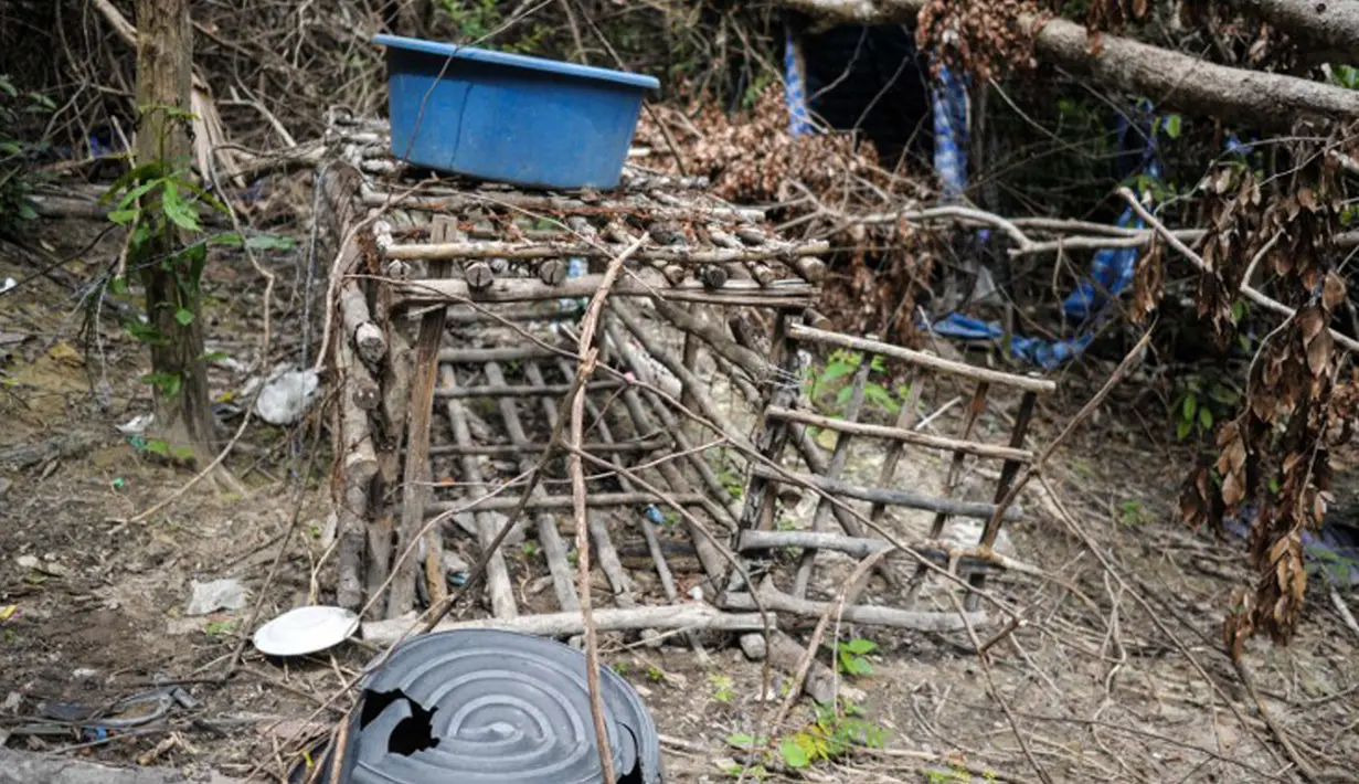 Sebuah kandang ditemukan di sebuah kamp perdagangan manusia di Wang Burma, dekat perbatasan Malaysia-Thailand, (26/5/2015). Penemuan lokasi kuburan massal diduga sebagai migran dari Myanmar dan Bangladesh. (AFP PHOTO/MOHD RASFAN)