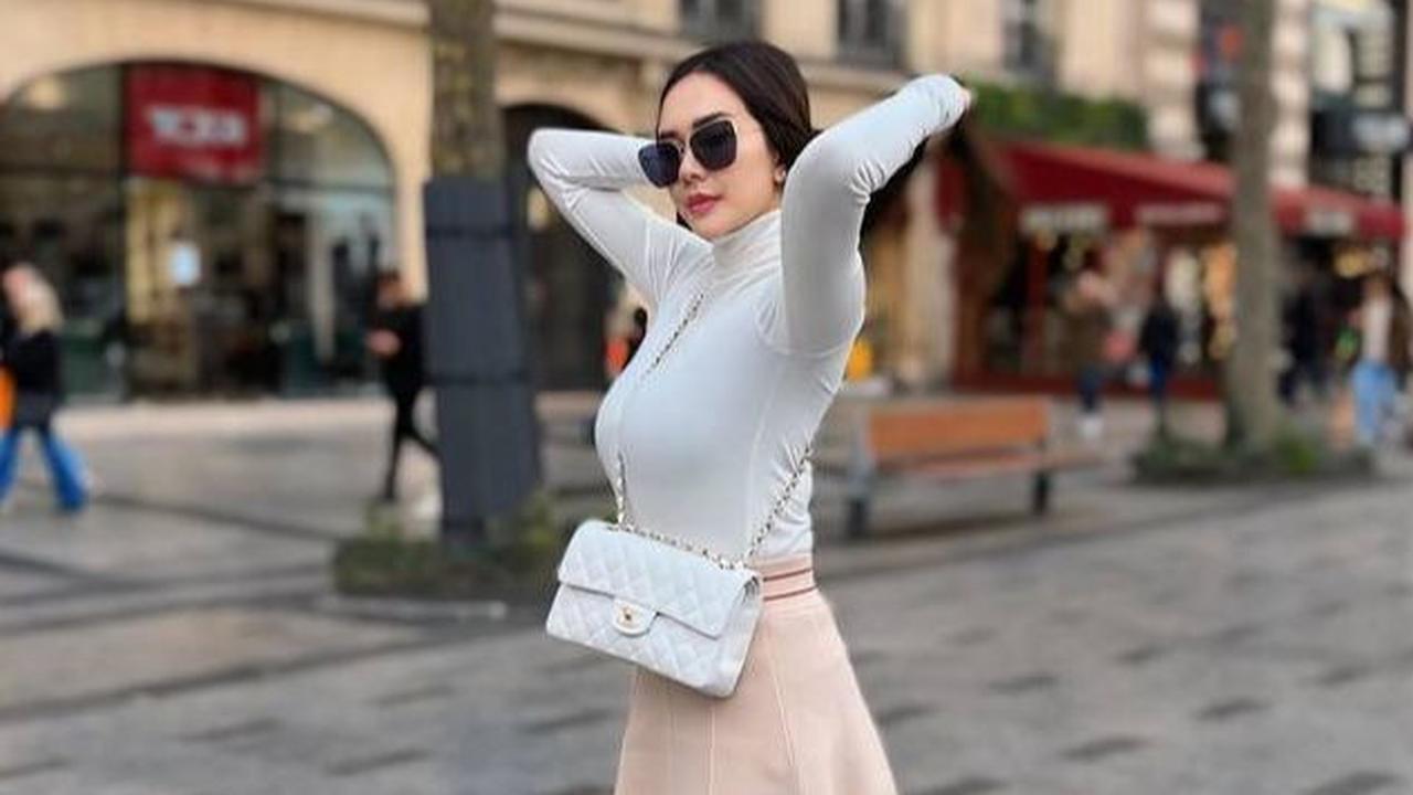 Tampil Dengan Long Sleeve Berwarna Putih
