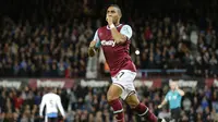 Urung ke Manchester United (MU), Dimitri Payet justru hengkang ke Olympique Marseille. (AP Photo/Frank Augstein)