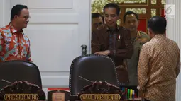 Presiden Joko Widodo disambut Wapres Jusuf Kalla dan Gubernur DKI Jakarta Anies Baswedan tiba menghadiri rapat terbatas di Kantor Presiden, Jakarta, Selasa (8/1). Ratas itu membahas pengelolaan transportasi di Jabodetabek. (Liputan6.com/Angga Yuniar)