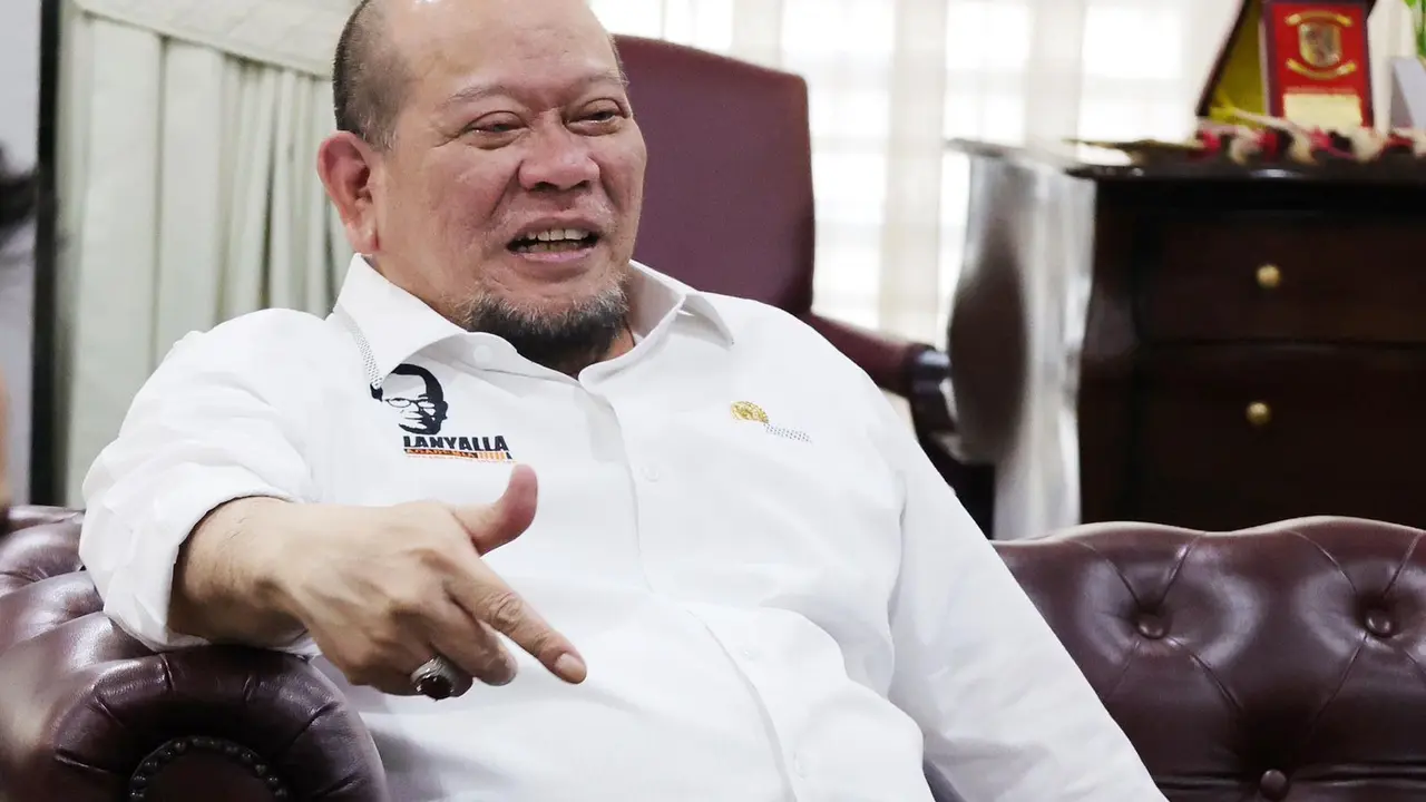 Ketua DPD RI AA LaNyalla Mahmud Mattalitti saat berbincang dengan awak media di Kantor DPD RI, Jakarta. (Istimewa)