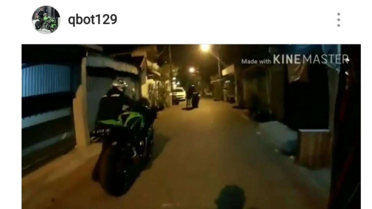 pengendara moge mendorong motornya saat melewati gang