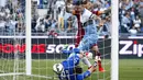 Kiper AS Roma, Morgan De Sanctis gagal menghalau sundulan penyerang Lazio Filip Djordjevic pada laga liga Serie A italia di Stadion Olimpico, Itali, Selasa dini hari (26/5/2015). Lazio menyerah 0-1 dari AS Roma. (Reuters/Tony Gentile)